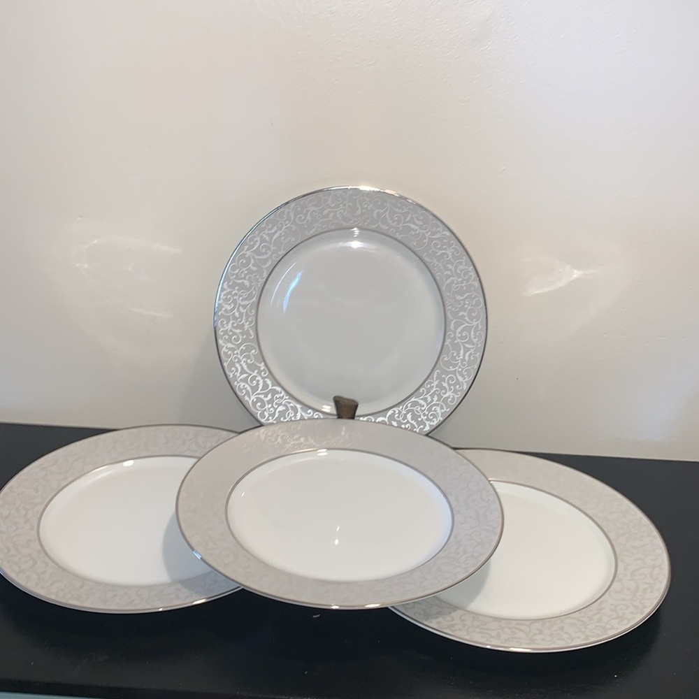 Lot of 4 Mikasa Parchment Dinner plates. NWT.  Made in‎ Thailand.